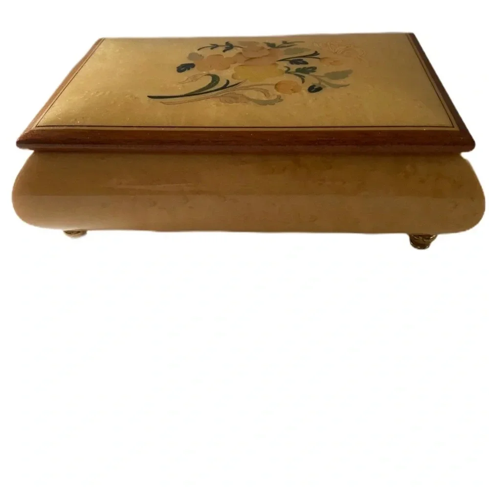 Beautiful vintage jewelry music box​